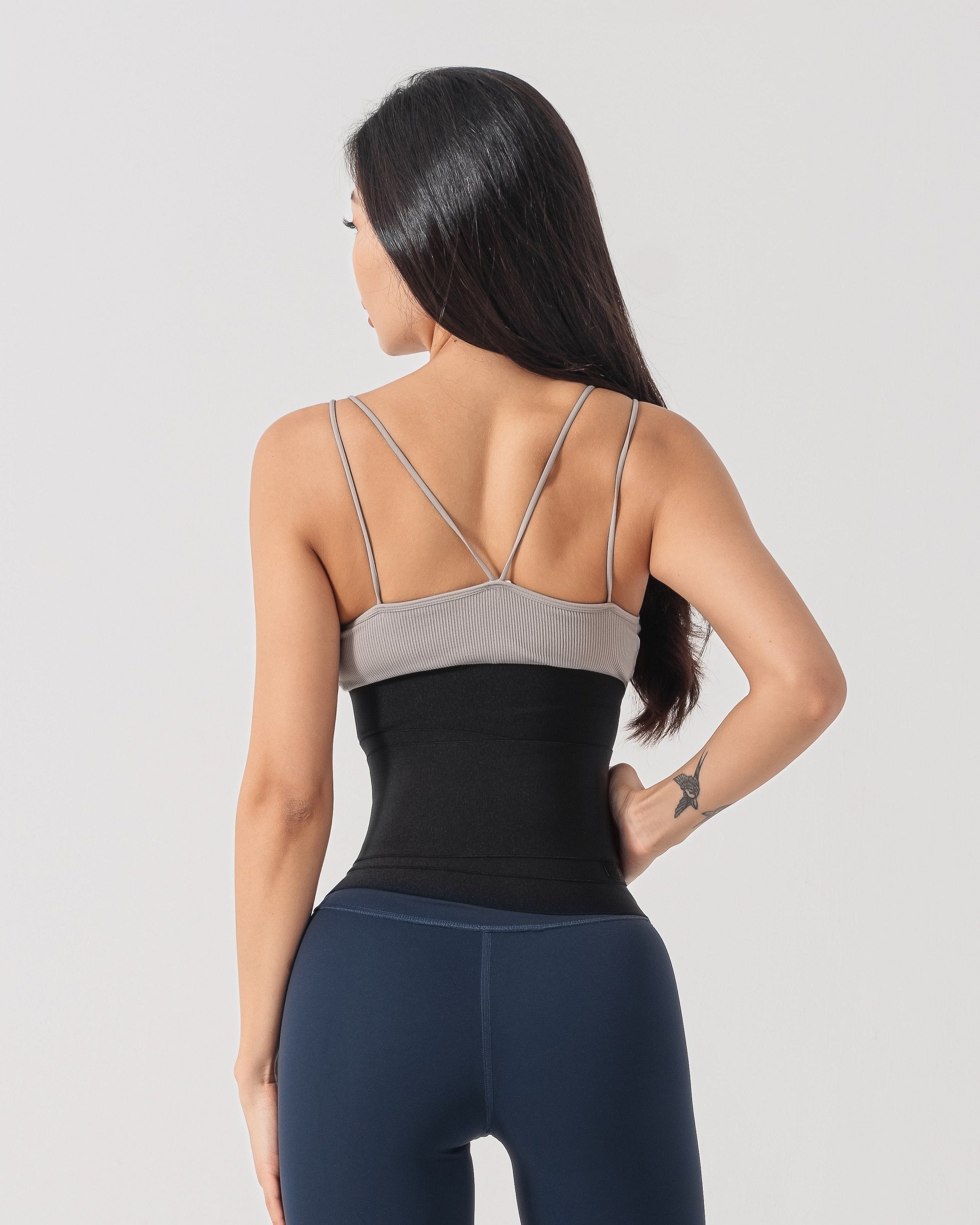 Ол клиторды ақырын жалады Бақшадағы аналармен порно