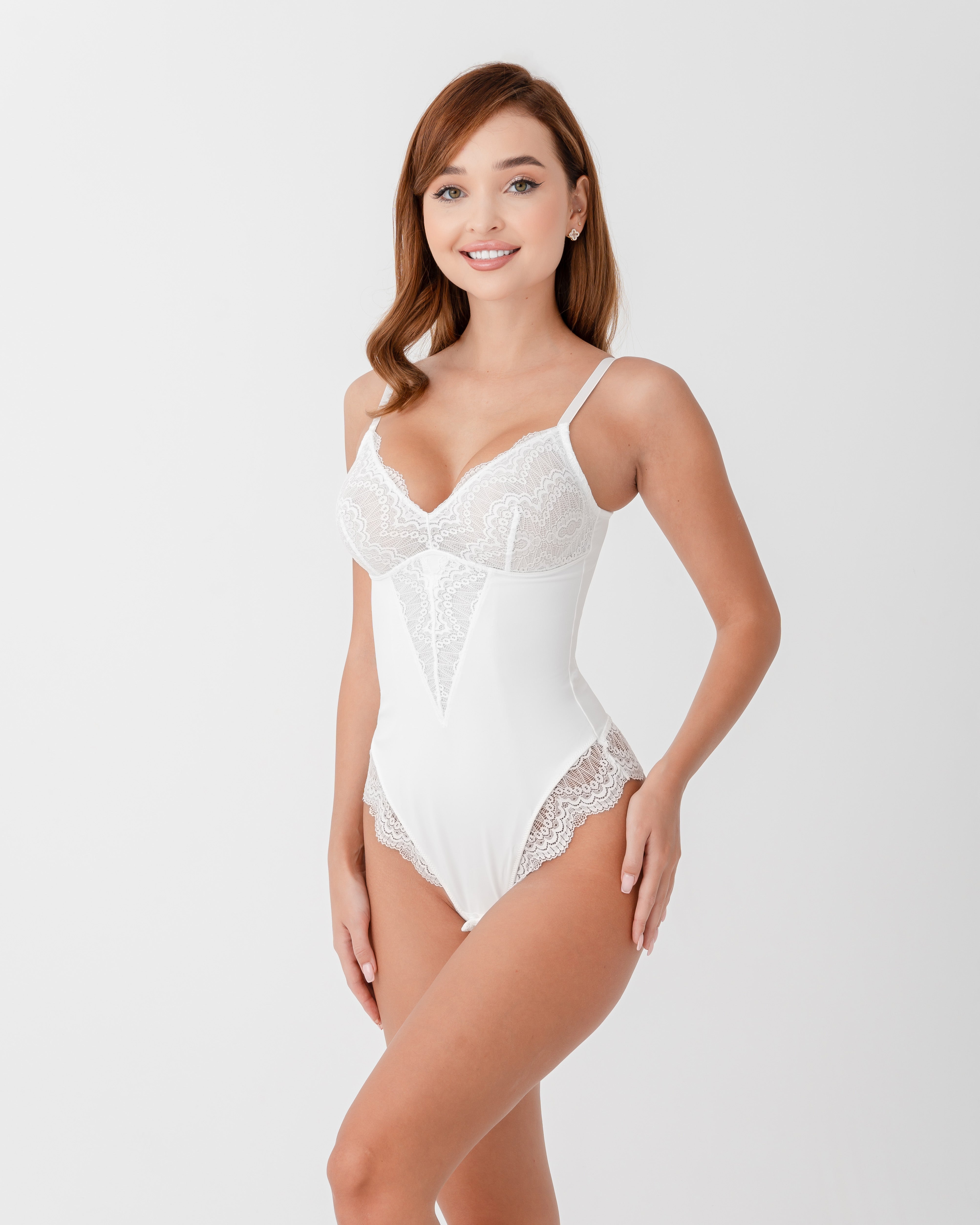 Кружевное моделирующее боди с V-вырезом белый Tomyris размер S